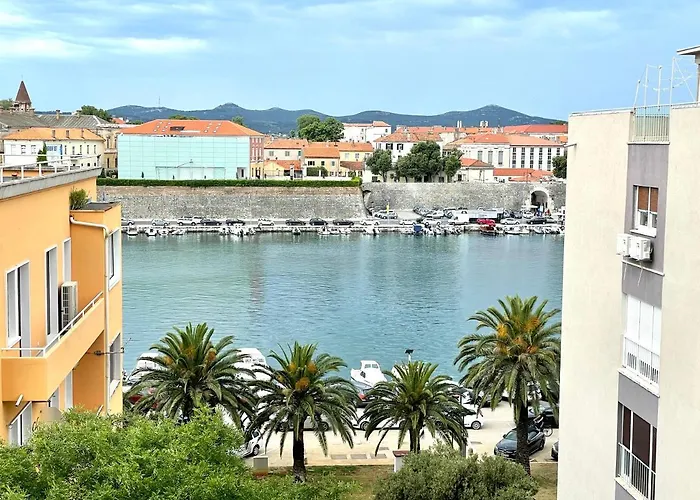 Sea View Apartment In The City Center With Free Parking